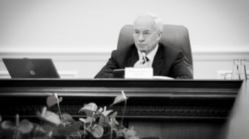 Азаров намерен строить по 100 тыс квартир в год