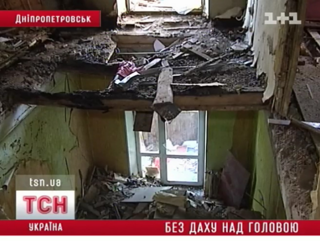 Жители разрушенного взрывом дома уже три месяца живут, где придется