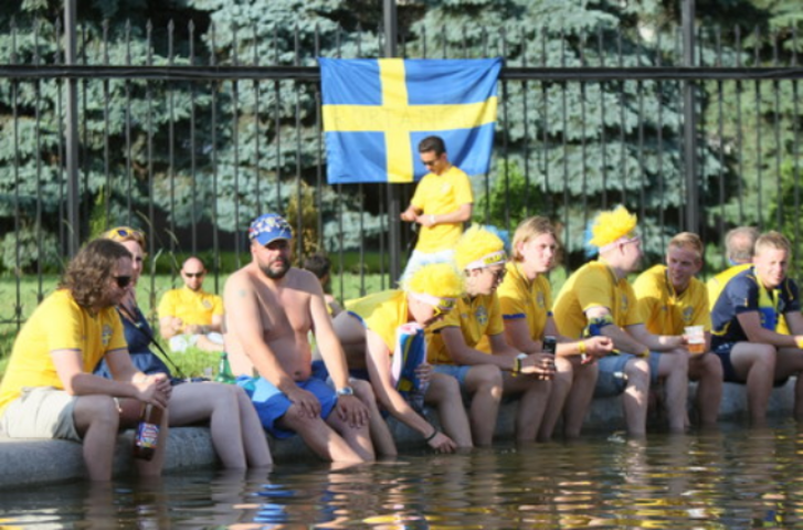 Украинцы бесплатно селят у себя фанов Евро-2012 в знак протеста против дорогих отелей 