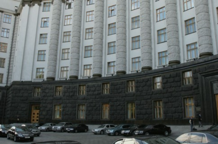 Дети под Кабмином требуют у Азарова квартиры
