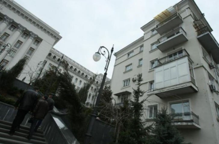 В 10 шагах от Януковича: в доме на Банковой скупают квартиры за 1,3 млн долларов и не любят политику
