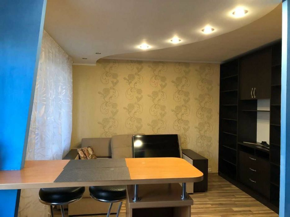 Продаж 1-кімнатної квартири 35 м², Героїв Праці вул.