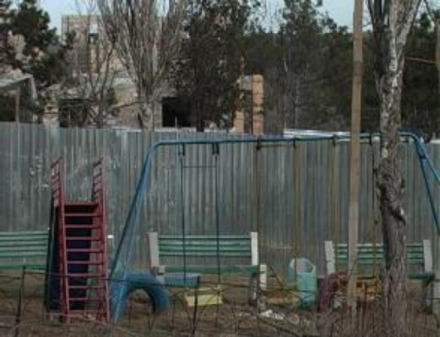 Застройщик согласился освободить детскую площадку в Симферополе