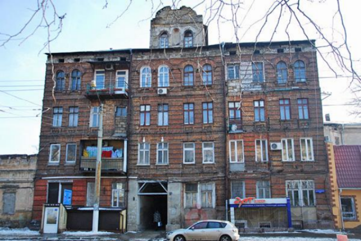 Жители аварийного дом на Прохоровской жалуются на бездействие коммунальщиков