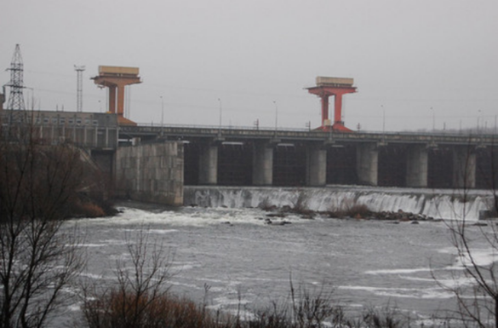 каток рошен. утро киев зима. человек поскользнулся. ледовая арена луганск внтури. ледники.