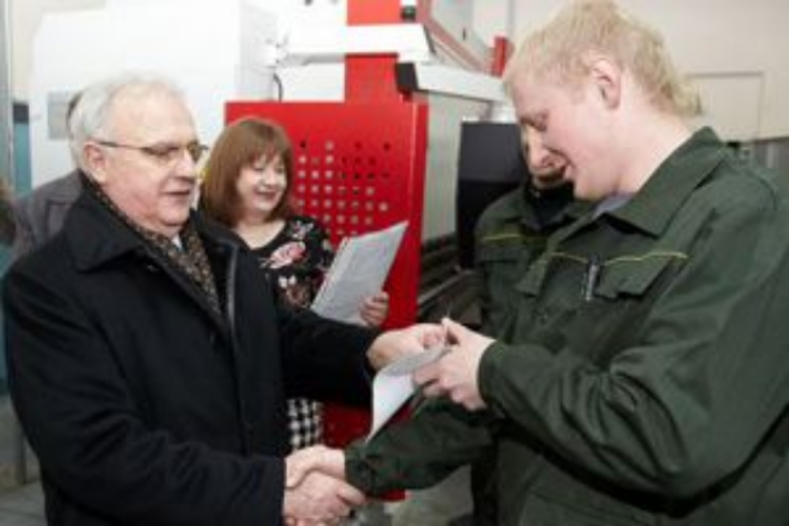 Министр ЖКХ вручил ключи от квартир работникам «Харьковгорлифта»