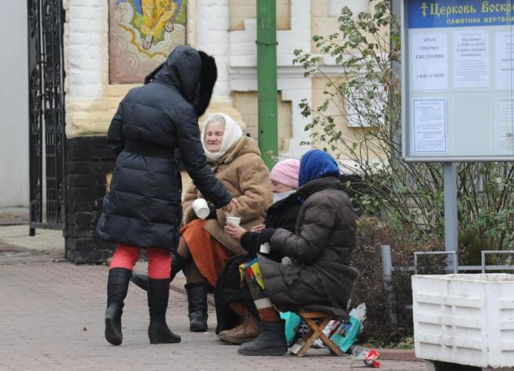 Попрошайки у храма