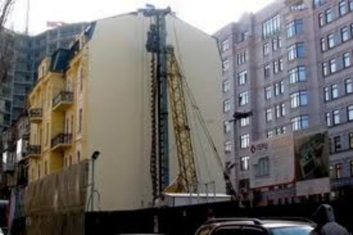 В Киеве на месте скандальной стройки происходит драка?
