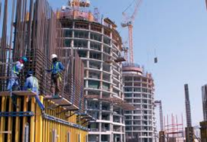 Азаров пообещал строить ежегодно 15 млн кв метров жилья