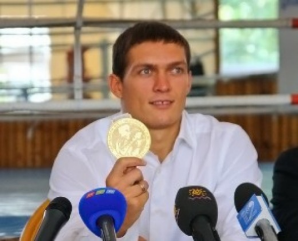 Чемпион мира по боксу из Симферополя получил от Кабмина квартиру