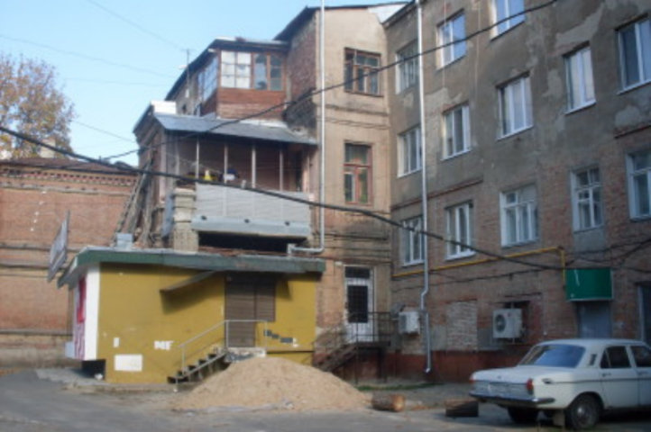Жители дома по ул. Сумской жалуются что их дом скоро рухнет