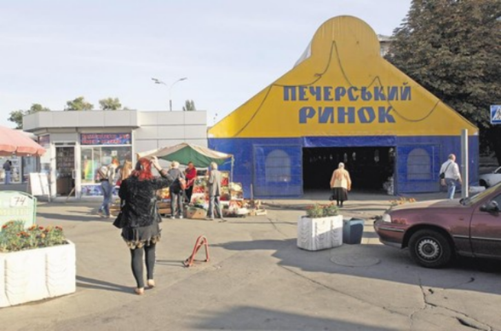 Снос Печерской площади в Киеве: люди ложатся под колеса техники