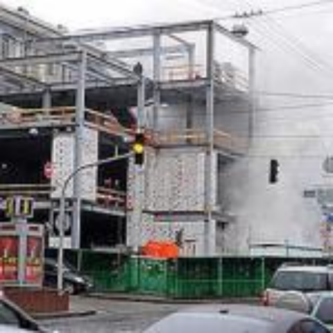 Забор стройки возле метро "Театральная" забросали яйцами