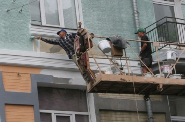 В цетре Киева рекордными темпами ремонтируют фасады домов