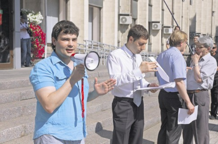 Война вокруг стройки сына Януковича: инициатора протестов взяли на взятке
