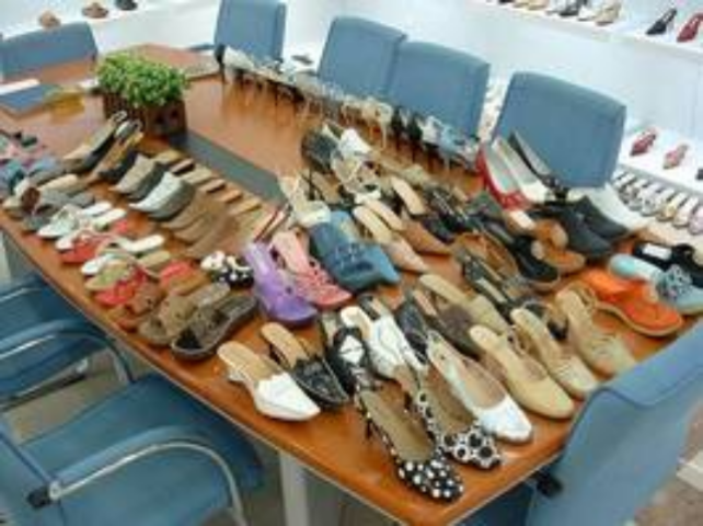 пятигорск магазин зенден верхний рынок. торговля обувью на рынке. мега хенд казань муравейник. центральный рынок магазины обуви. сеть дешевой обуви.