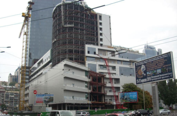 Новостройки продолжают закрывать небо старому Киеву