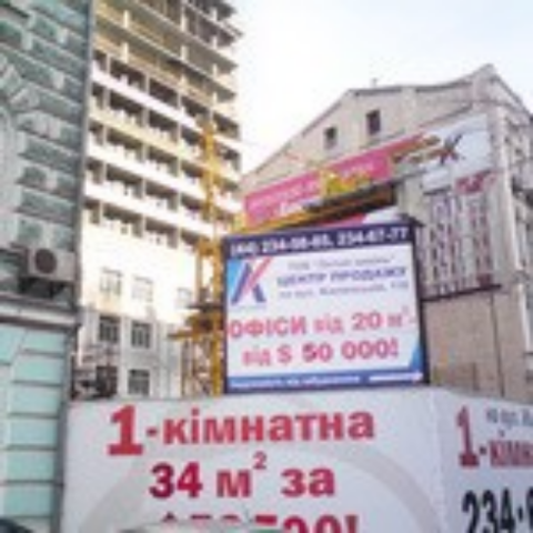 Доступное жилье: кухня с окном в комнату, вид на бомжей и трубы