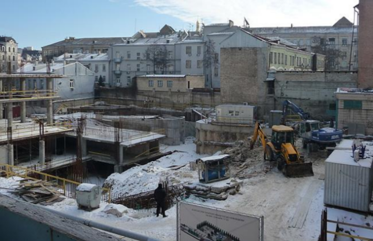 В Киеве возобновилась скандальная стройка. Фото