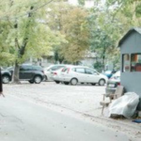 За стоянку в собственном дворе вымогают деньги!