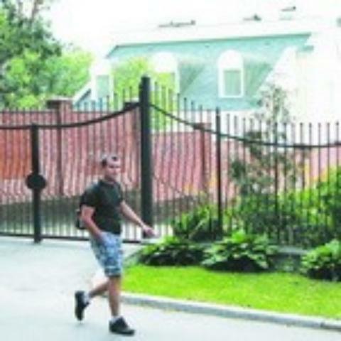 У Симоненко дом рядом со свалкой, зато есть два искусственных озера