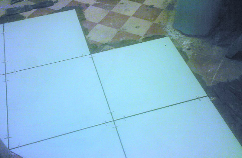 Как положить плитку на старую плитку. Укладка мозаики. Укладка мозаичной плитки на стену. Укладка керамогранита на старую плитку. Монтаж плитки на стену.