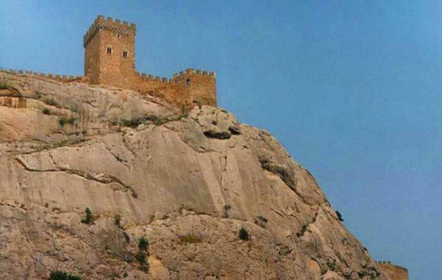 Судакскую крепость застроили "халупками". Теперь будут сносить