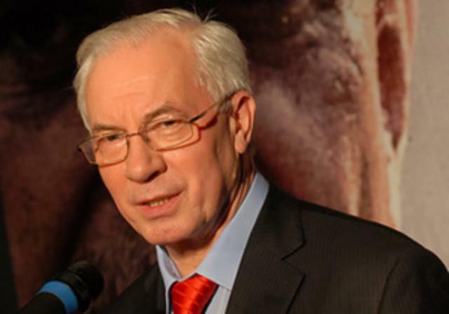 Азаров пообещал раздать квартиры всем ветеранам