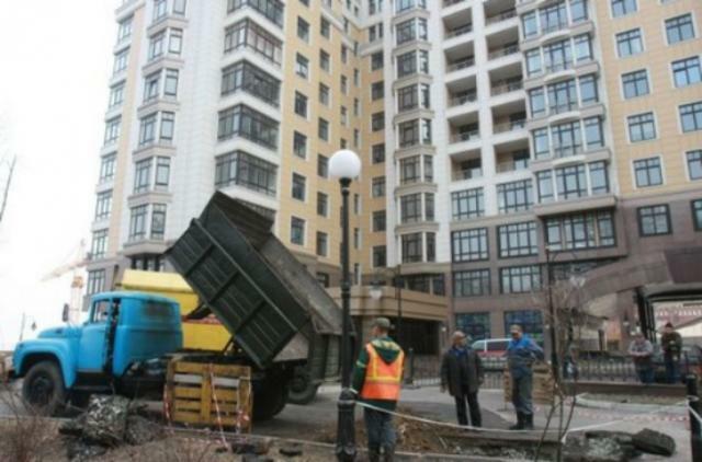 Дом на Грушевского уходит под землю