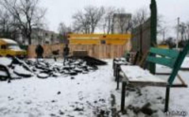 Житомир: жители ул. Л.Украинки возмущены строительством кафе в их дворе