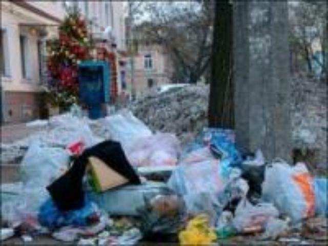 Київ завалений сміттям і поваленими деревами