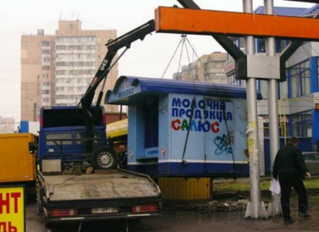 В Харькове снесли незаконно установленные киоски 