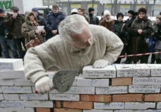 Потерпевших от аферы Элита-Центр выселяют из общежитий