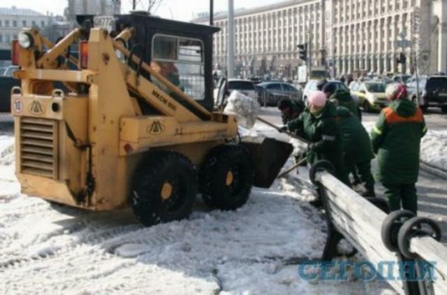 В центре ударными темпами расчистили снег 
