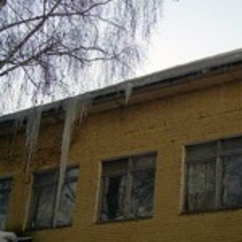 Опасных крыш в Киеве еще много