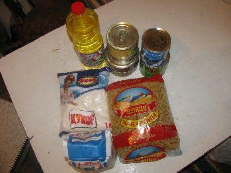 По квартирам разносят продуктовые наборы 