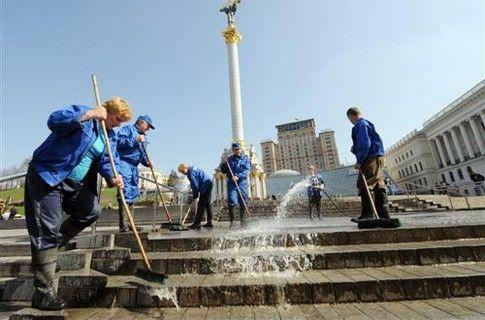 Столица готовится к весне: на Крещатике затеяли генеральную уборку