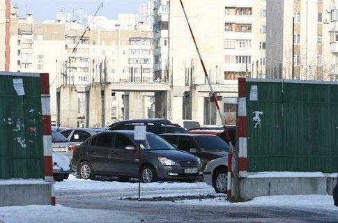 Жители Позняков не разрешают возводить дом для «элитовцев»