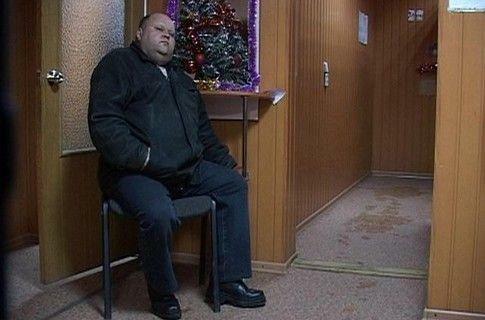 Довели! Вкладчик приковал себя к банку наручниками