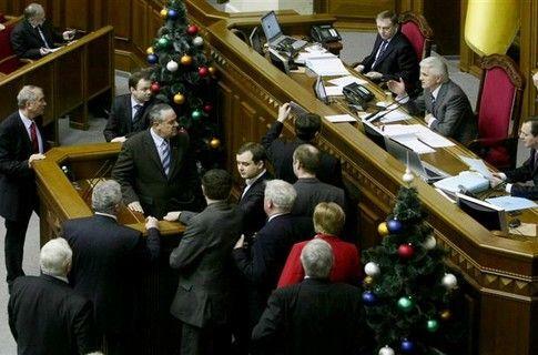 Рада подняла зарплаты бедным и депутатам