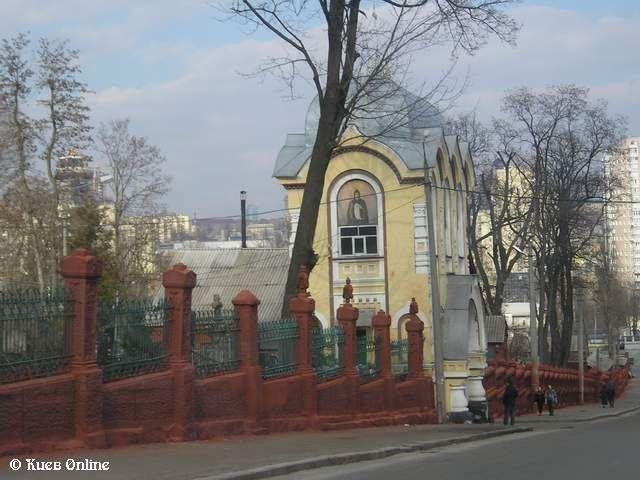 Возле Байкового кладбища 10-ть часов горела свалка