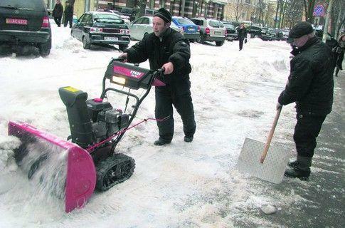 Киевляне чистят снег сами