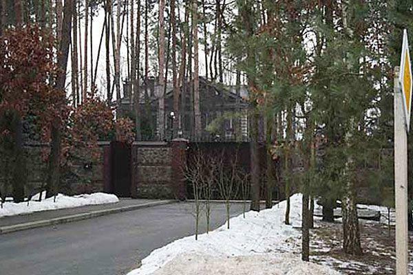 Кому подмигивает приватный светофор в элитном пригороде?