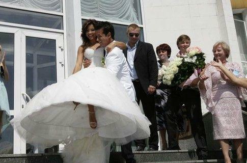 Лорак в 2009 вышла замуж, а Клочкова в 2010 родит