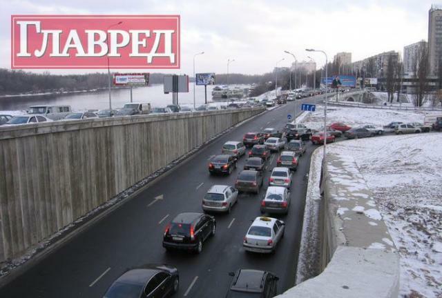 Новая развязка на Днепровской набережной не устранила заторы (ФОТО)