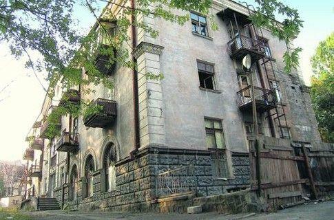 Маклеры вытеснили бомжей и сдают жилье в отселенных домах