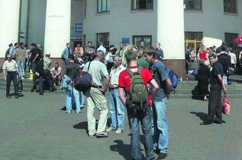 Заробитчане в столице устали ждать с неба погоды 