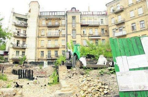 На Андреевском появился новый мемориал - груда булыжников
