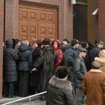 Деньги текут под матрасы
