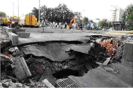 На проспекте 40-летия Октября провалился асфальт